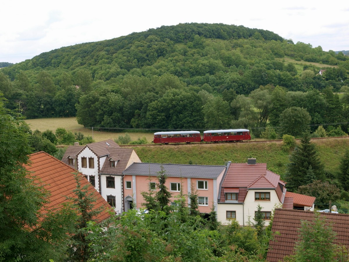 TG Ferkeltaxi 972 771-0 + 171 056-5 als DPE 33892 von Teuchern nach Naumburg Ost, am 12.07.2009 in Mertendorf. (Foto: Steffen Tautz)