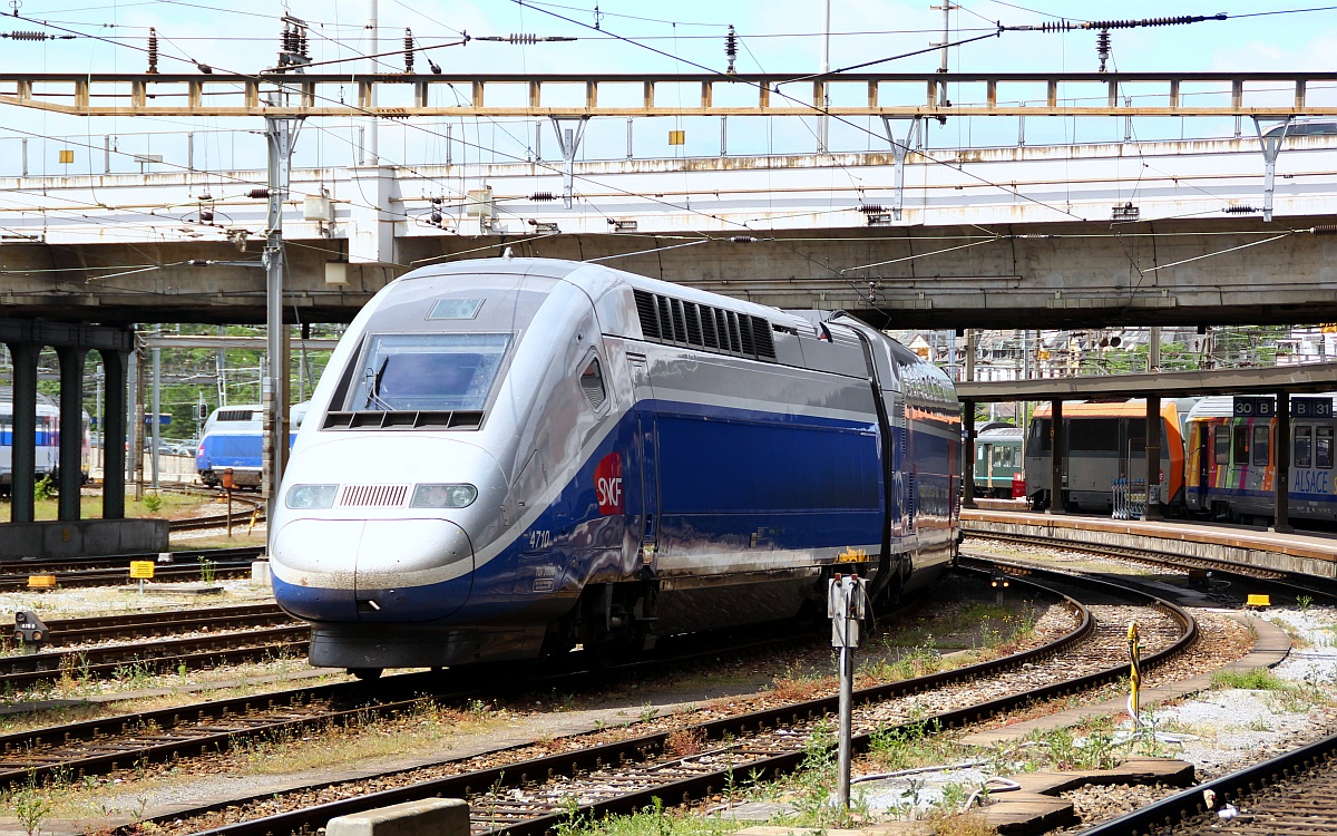 TGV Duplex 4710 mit den beiden Triebköpfen (93 87)0310 020-7 und (93 87)0310 019-9 verlässt hier den Bahnhof Basel SBB Richtung Frankreich. 01.06.2012