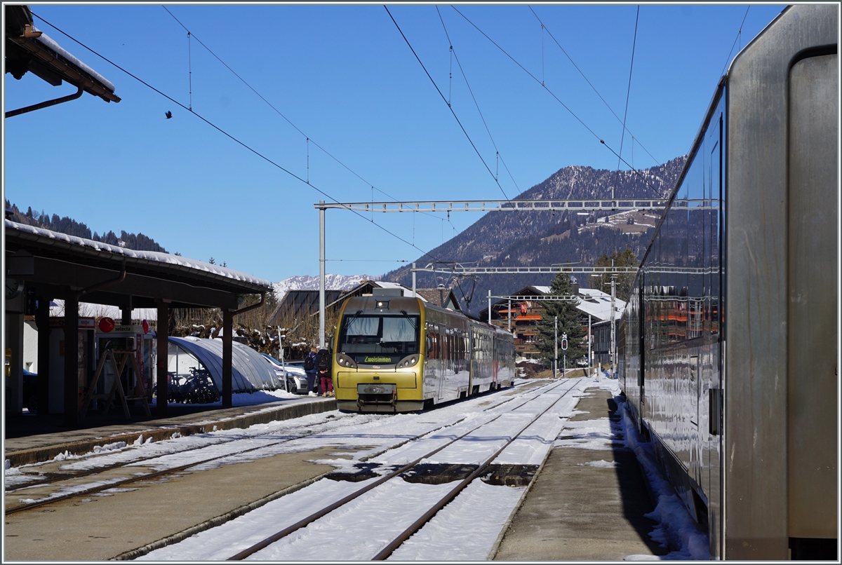 The MOB ABt 344 - Be 4/4 5004 - Bt 244 (->  Lenkerpendel ) erreicht von Zweisimmen kommend sein Ziel Lenk im Simmental. 

25. Jan. 2022 