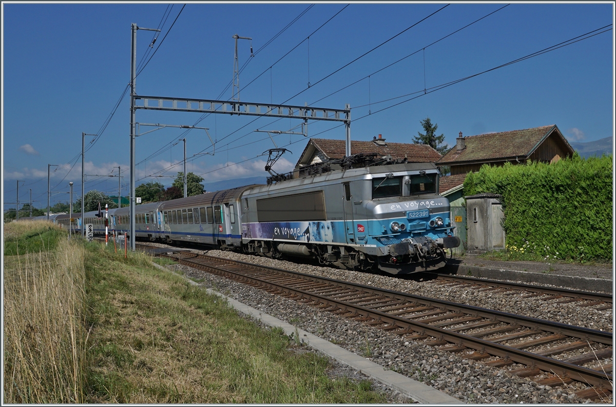 The SNCF BB 22391 mit einem TER von Lyon nach Genève kurz nach Satigny. 

19. Juli 2021