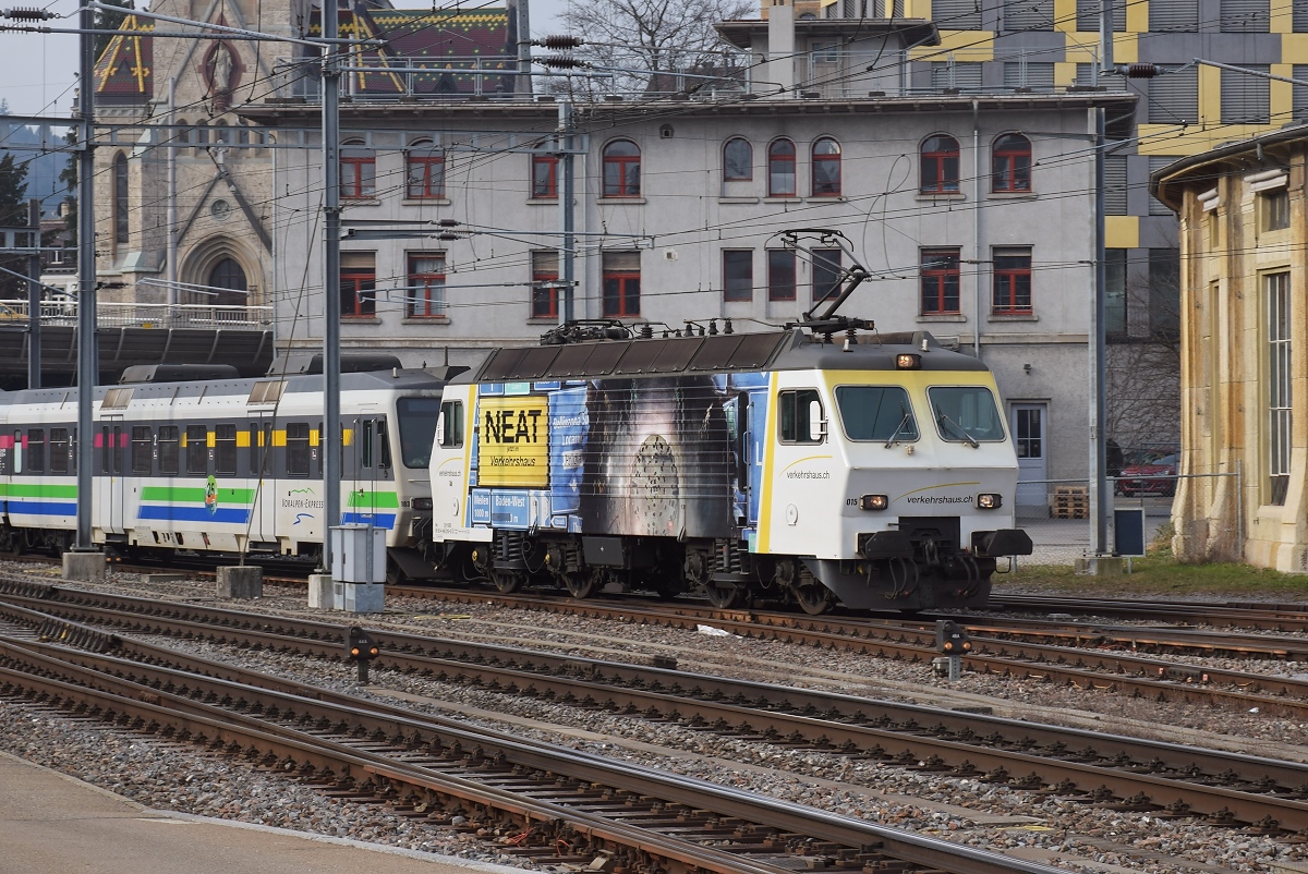 Thyristorlok Re 446 015 in St. Gallen. Es handelt sich um die früher Re 4/4 IV benannten Loks der SBB, die die SOB kaufte, da die Drehstromtechnik mit der BR 120 in Deutschland serienreif war und entsprechend in die Re 4/4 VI einbauen ließ. Diese Loks sind von Anfang an als Re 460 bezeichnet worden. Februar 2018.
