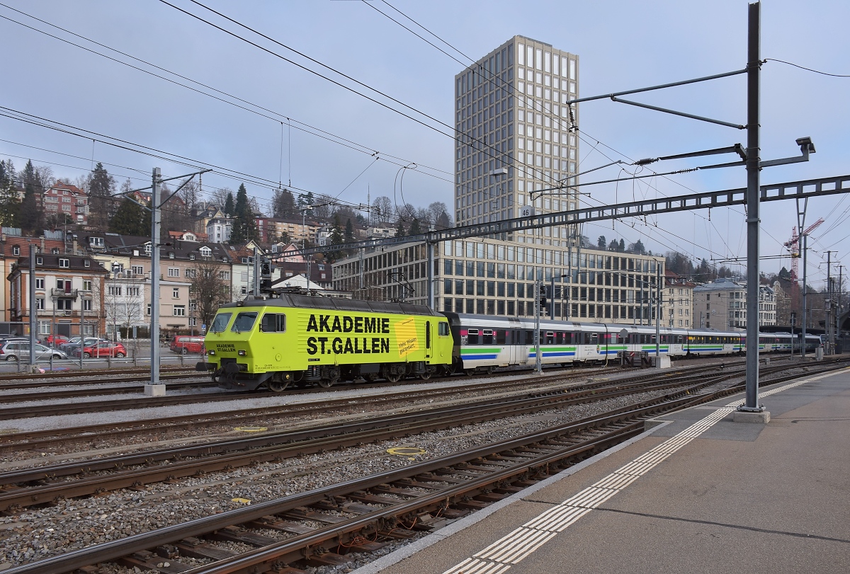 Thyristorlok Re 446 018 in St. Gallen. Es handelt sich um die früher Re 4/4 IV benannten Loks der SBB, die die SOB kaufte, da die Drehstromtechnik mit der BR 120 in Deutschland serienreif war und entsprechend in die Re 4/4 VI einbauen ließ. Diese Loks sind von Anfang an als Re 460 bezeichnet worden. Februar 2018.