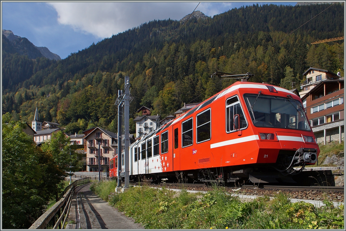 TMR (M-C) BDeh 4/8 21 (SNCF Z800 UIC N 90 85 838 0821-1 CH-TMRSA) in Finhaut.
Auf dem Bild lassen sich auch die  Stromschennscheifstcke  gut erkennen
3. Okt. 2014