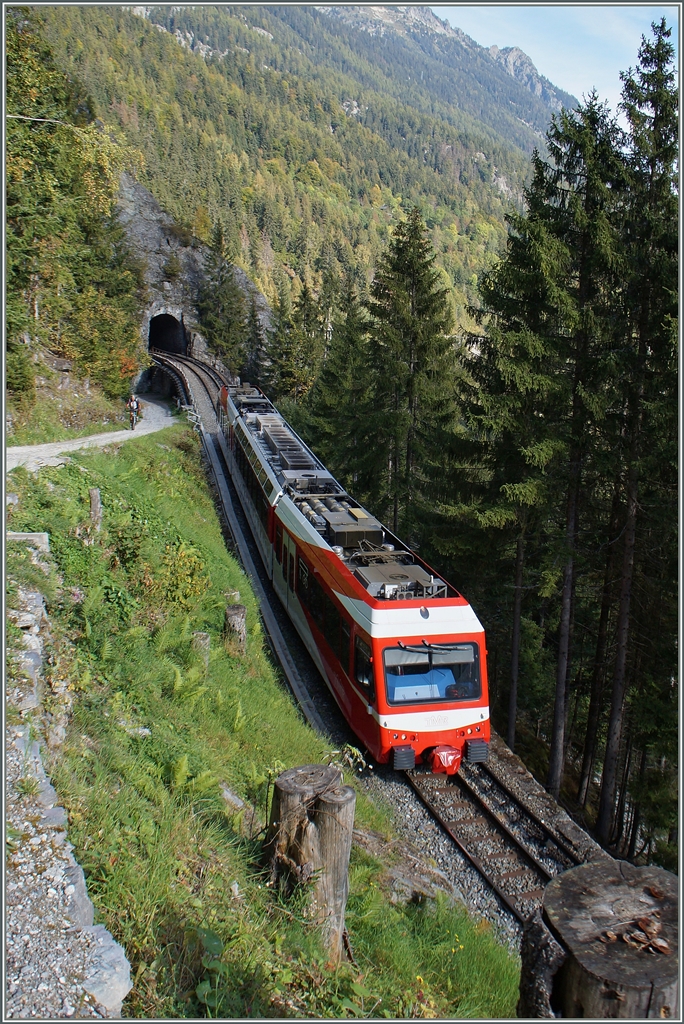 TMR (M-C) BDeh 4/8 21 (SNCF Z800 UIC N° 90 85 838 0821-1 CH-TMRSA) fährt im Gegenlicht auf dem Stromschienenabschnitt zwischen Finhaut und Le Trétien talwärts.
3. Okt. 2014