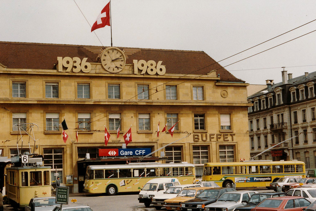 TN/TRN:  50 JAHRE BAHNHOF NEUCHTEL 
Zu diesem besonderen Anlass erinnerte der ausgestelle Motorwagen 73 im Jahre 1986 an die ehemalige Tramverbindung zum Bahnhof. Inzwischen wurde auch die damalige Haltestelle der Trolleybusse an einen anderen Standort verschoben.
Foto: Walter Ruetsch