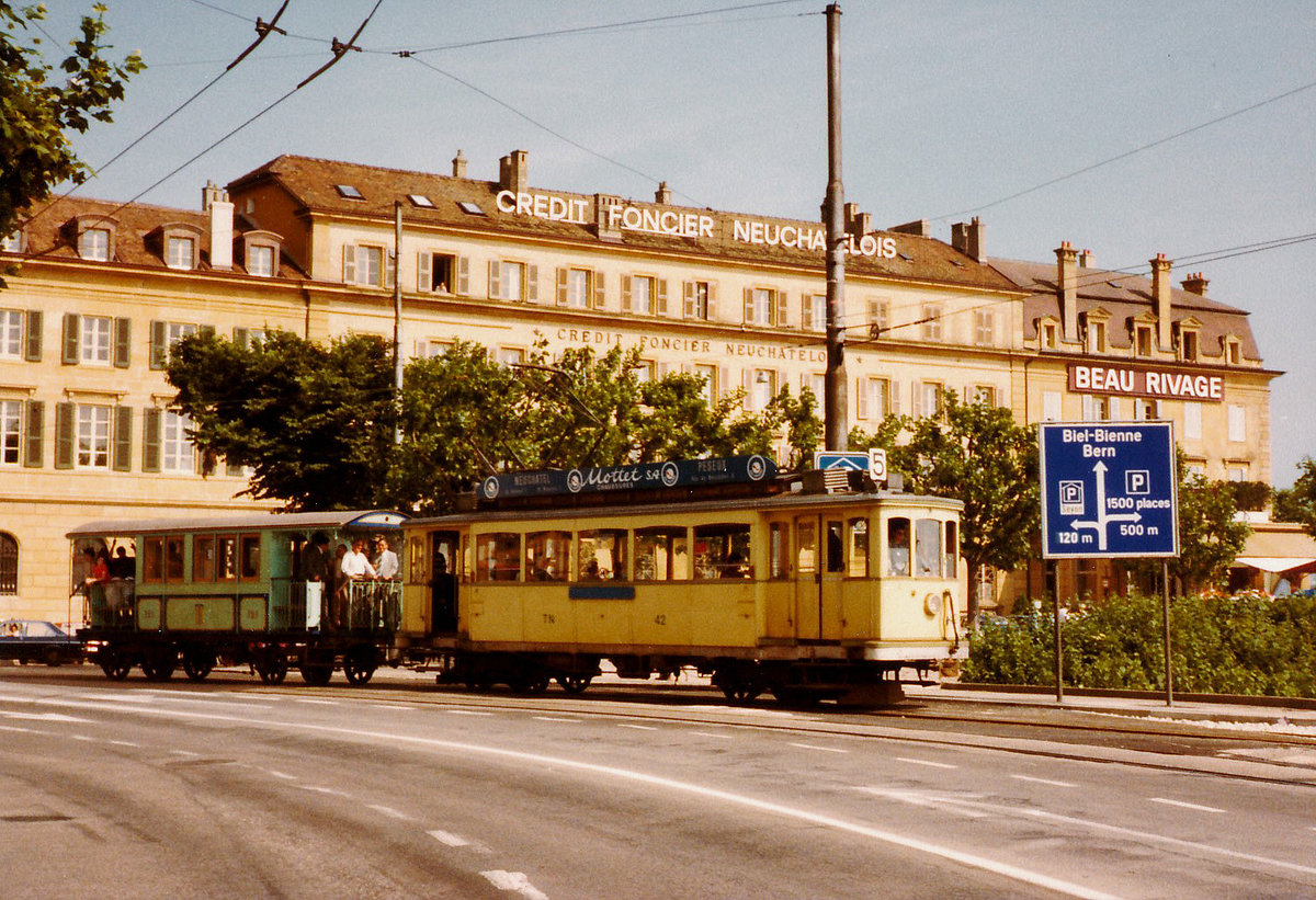 TN/TRN: Im Juni 1981 konnte der Triebwagen 42 zusammen mit dem durch die BC restaurierten C4 121 beim Verlassen des Place Purry verewigt werden.
Foto: Walter Ruetsch 