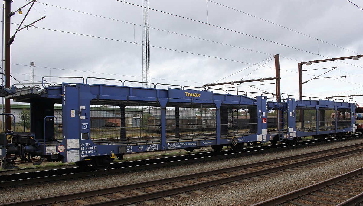 Touax zweistöckiger Autotransportwagen der Gattung Laaers registriert unter 2388 4371 076-1 B-TOUAX. Padborg/DK 18.10.2019