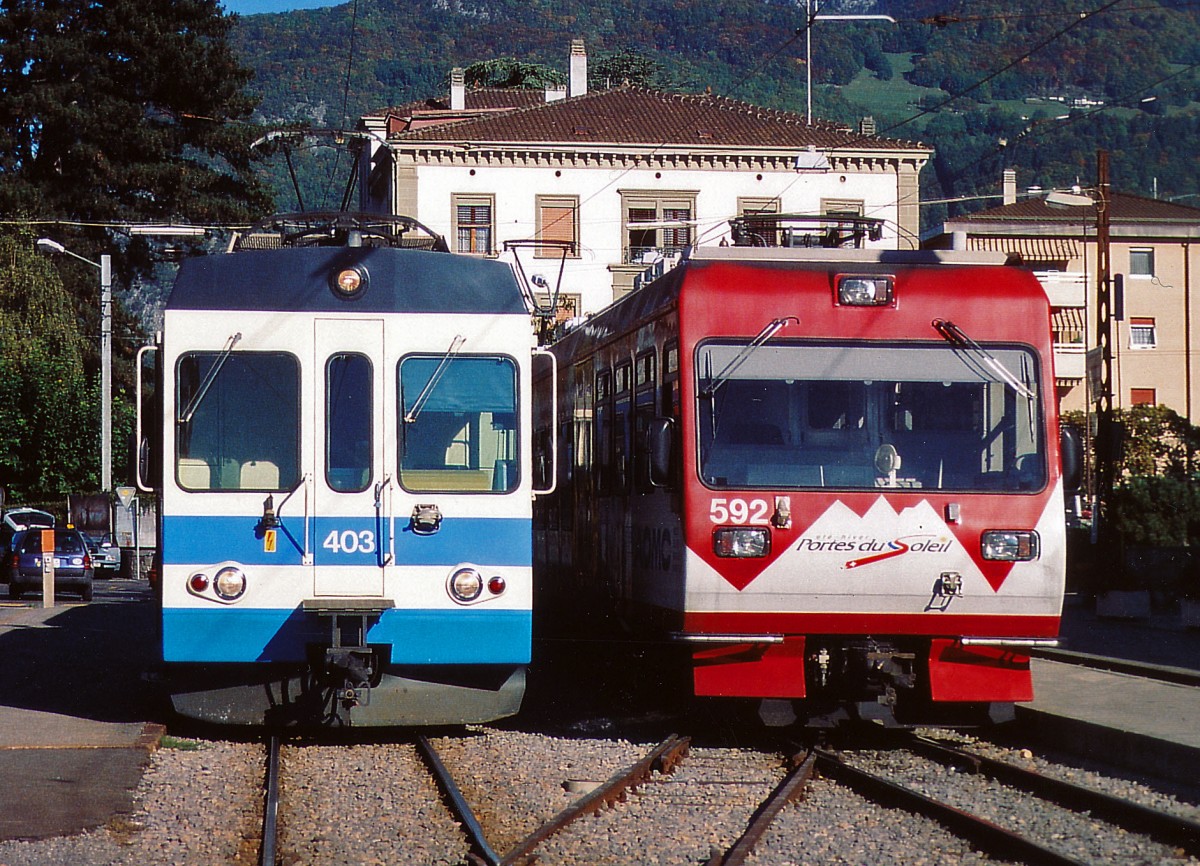 TPC/ASD/AOMC: Im Mai 2002 wurden die neuen Triebwagen von ASD und AOMC noch im alten TPC-Bahnhof Aigle aufgenommen. ASD Be 4/4 403, 1987 und AOMC Beh 4/8 592, 2001 auf die Abfahrten nach Les Diablerets und Champry wartend.
Foto: Walter Ruetsch