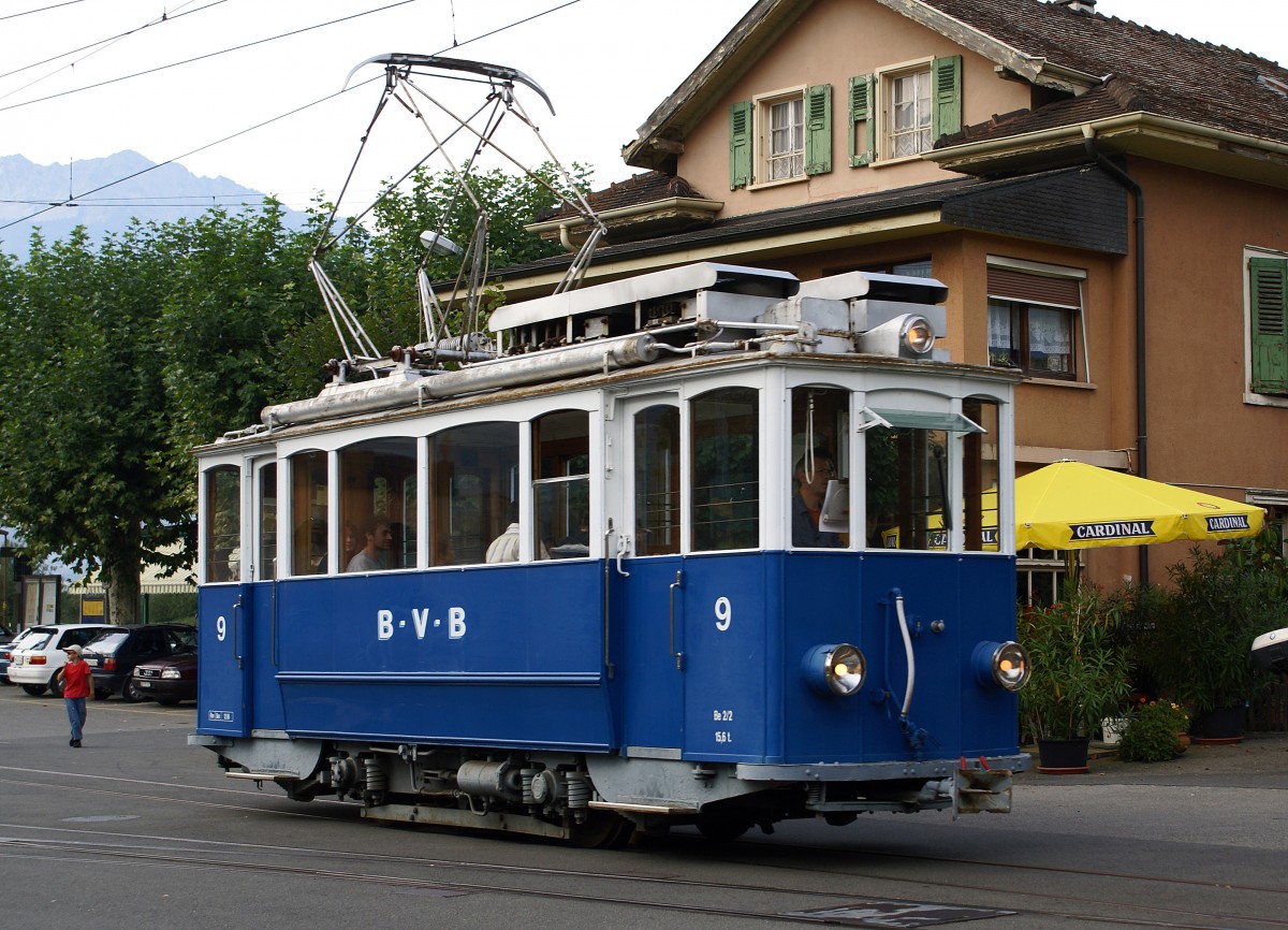 TPC/BVB: Erinnerung an den frheren bereits seit mehreren Jahren eingestellten Trambetrieb zwischen dem Bahnhof Bex und Bvieux. Be 2/2 9 (1915) auf dem Endhalt Bex am 30. September 2006. Beim Be 2/2 9 handelt es sich um den ehemaligen VBZ Be 2/2 1225 der zusammen mit dem baugleichen Be 2/2 8 (ex VBZ Ce 2/2 1148) bei der Strassenbahn Villars-Chesires im Betrieb stand. Dieser Strassenbahnbetrieb wurde am 30.9.1961 eingestellt. Whrend der Be 2/2 9 in Villars und Gryon fr Dienst- und Rangierfahrten hinterstellt wird, ging der Be 2/2 8 zurck nach Zrich an den Tramverein.   
Foto: Walter Ruetsch