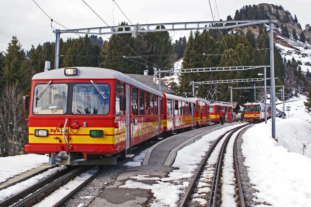 TPC/B.V.B: Zusammentreffen von HGe 4/4-Pendel, BDeh-Pendel und einem BDeh 2/4 anlsslich einer Zugskreuzung auf der Station Bouquetins am 21. Februar 2007.
Foto: Walter Ruetsch