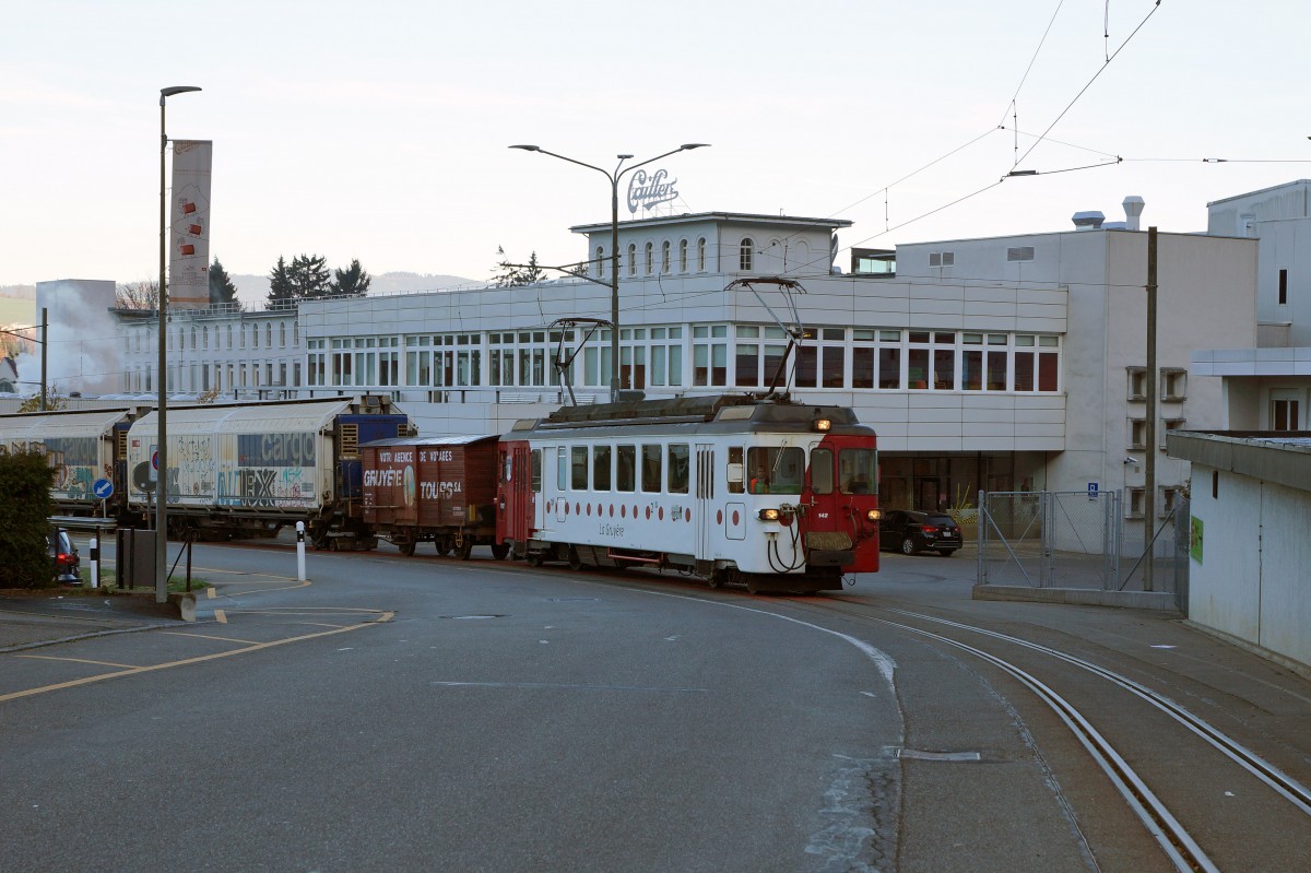 TPF: Rollbockverkehr Bulle - Broc vom 12. November 2015. Rangierfahrt mit BDe 4/4 142 auf den Geleisen der Schokoladenfabrik von Cailler in Broc.
Foto: Walter Ruetsch