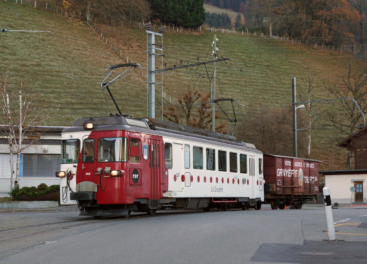 TPF: Rollbockverkehr Bulle - Broc vom 12. November 2015. BDe 4/4 142 mit Kupplungswagen in Broc Fabrique anlsslich einer Rangierfahrt.
Foto: Walter Ruetsch