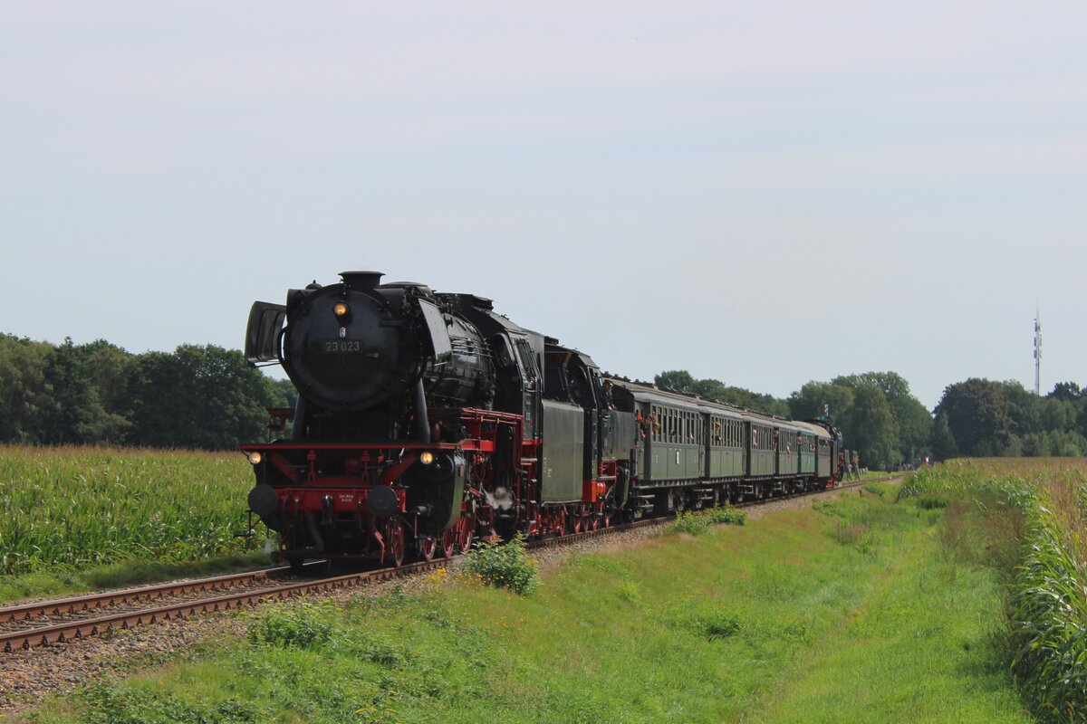 Traditionell ist jedes 1. vollen Wochenende das VSM Dampflokfestival  Terug naar Toen   (Zurück ins Damals) und ebenso traditionell ist die Teilname von die SSN aus Rotterdam mit mindestens zwei Dampfloks und vier bis sechs Wagen. Am 3 September 2023 zieht SSN 23 023 eine der stündlich verkehrende Dampfzüge zwischen LOenen und Beekbergen bei Lieren während TnT 2023.