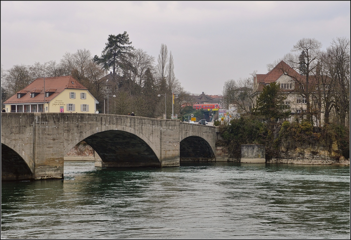 Traktionswandel am Hochrhein, der einzigen  Schweizer Dieselstrecke , die Schaffhausen mit Basel verbindet, sowie auch Rheinfelden AG, Stein-Säckingen.

Hier der Blick von Rheinfelden AG nach Rheinfelden (Baden), wo ein 611 sich gerade auf den Weg Richtung Schaffhausen und Singen begibt. April 2016. 