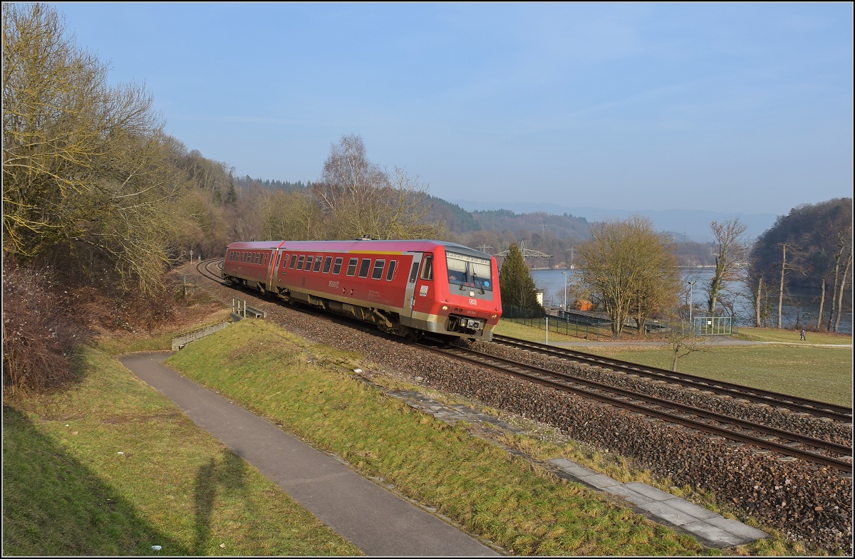 Traktionswandel am Hochrhein, der einzigen  Schweizer Dieselstrecke , die Schaffhausen mit Basel verbindet, sowie auch Rheinfelden AG, Stein-Säckingen.

611 031 bei Beuggen zwischen den nahegelegenen Kraftwerken Schwörstadt und Rheinfelden. Februar 2017. 
