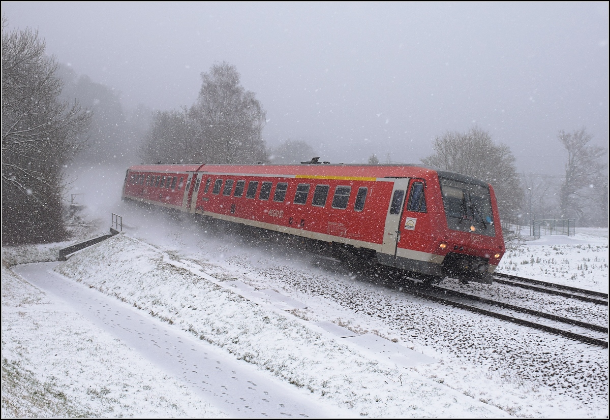 Traktionswandel am Hochrhein, der einzigen  Schweizer Dieselstrecke , die Schaffhausen mit Basel verbindet, sowie auch Rheinfelden AG, Stein-Säckingen.

611 020 bei Beuggen zwischen den nahegelegenen Kraftwerken Schwörstadt und Rheinfelden. März 2018. 