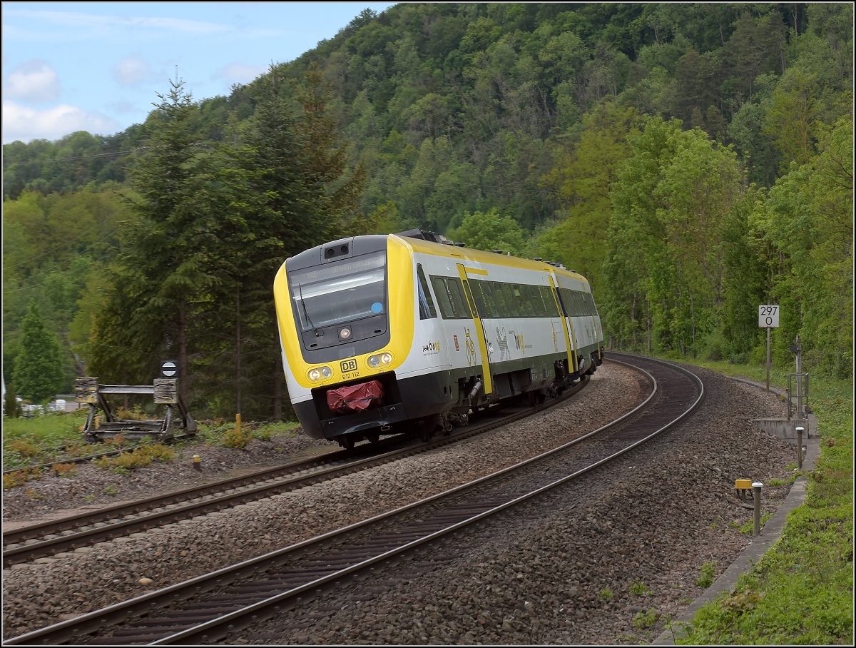 Traktionswandel am Hochrhein, der einzigen  Schweizer Dieselstrecke , die Schaffhausen mit Basel verbindet, sowie auch Rheinfelden AG, Stein-Säckingen. 

612 112 in Wehr-Brennet, Mai 2018.