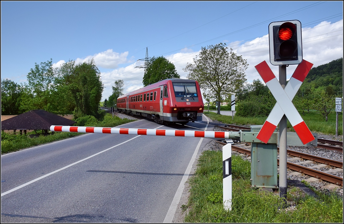 Traktionswandel am Hochrhein, der einzigen  Schweizer Dieselstrecke , die Schaffhausen mit Basel verbindet, sowie auch Rheinfelden AG, Stein-Säckingen.

611 034 am Bahnübergang der B 34 beim Markhof. An dieser Stelle war schon in der Antike Verkehr. Links unter dem Dach und rechts des Bahnübergangs sind Grabungen einer Römersiedlung, die am nördlichen Brückenkopf der Rheinbrücke von <I>Augusta Raurica</I> (heute Kaiseraugst) angelegt war. So wird dieser Bahnübergang noch eine Weile erhalten bleiben, da bauliche Veränderungen an dieser Stelle sehr heikel sind. April 2018. 