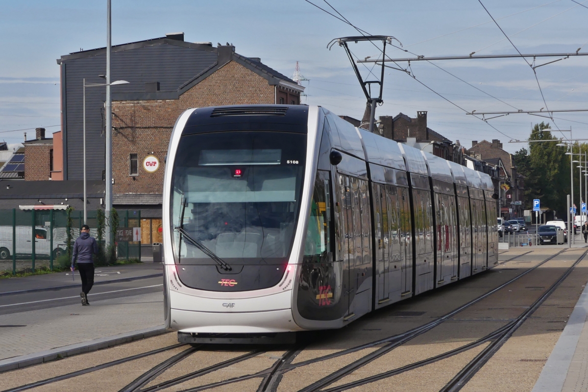 Tram 5108 beim Gleiswechsel an der Endhaltestelle Standard in Lüttich. 02.10.2025 Tram 5108 beim Gleiswechsel an der Endhaltestelle Standard in Lüttich. 02.10.2025