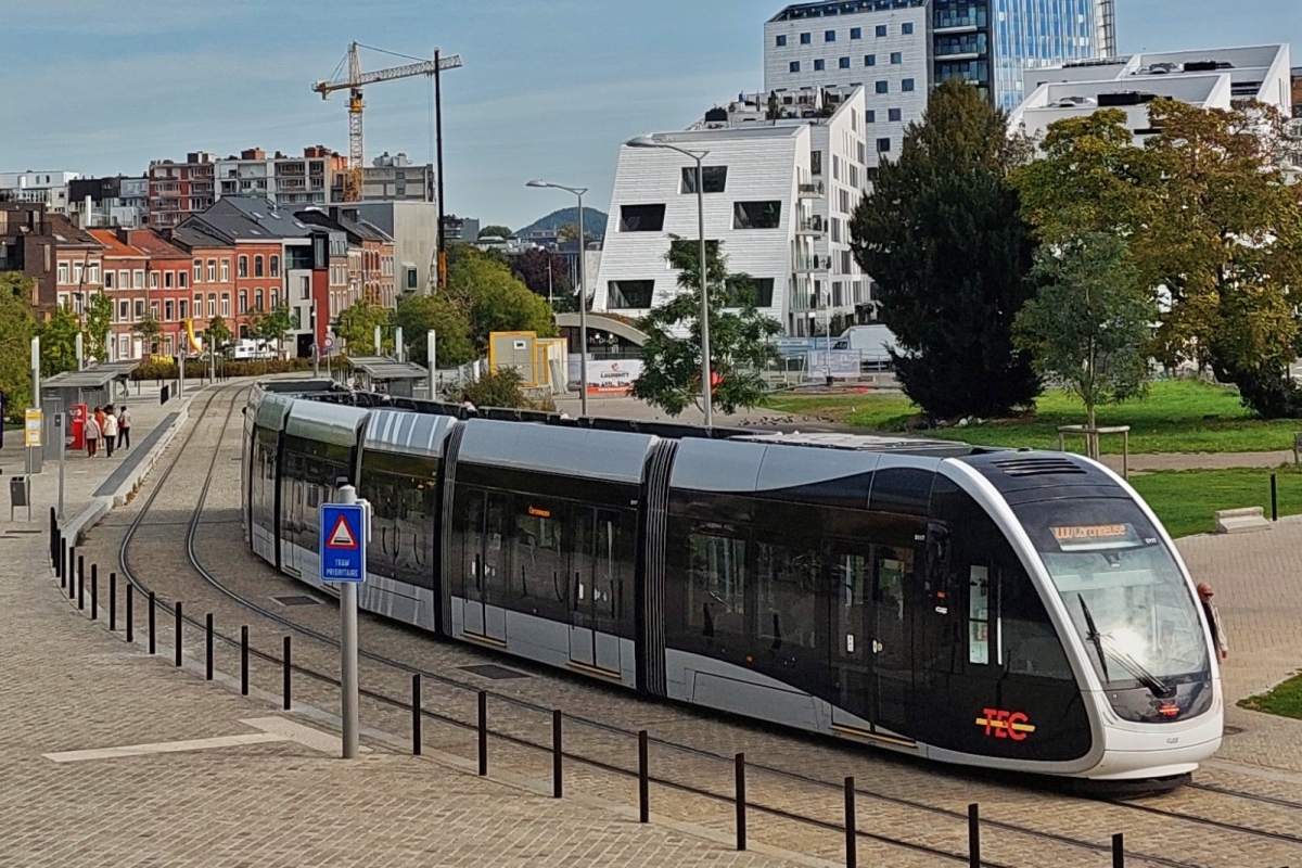 Tram aus Richtung Standard kommt an der Haltestelle Guillemins in Lüttich an. 02.10.2025 Tram aus Richtung Standard kommt an der Haltestelle Guillemins in Lüttich an. 02.10.2025