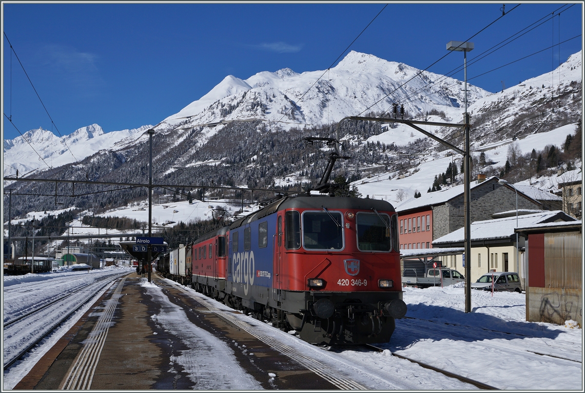 Transitgüterverkehr auf der Gotthardstrecke hier in Airolo mit einer  Re 10/10   mit der Spitzenlokomotive Re 420 346-9 und einer nachfolgenden Re 6/5. 
11. Feb. 2016