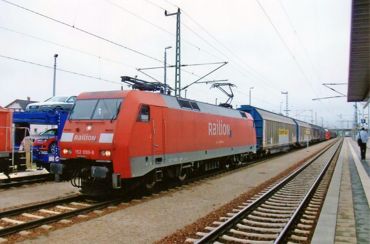 Transwaggonzug mit 152 099 steht am 22 Mai 2010 in Ingolstadt Nord.