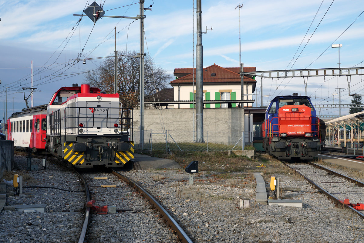 TRAVYS/OC:
Impressionen der Chemin de fer Orbe-Chavornay vom 17. November 2017.
TRAVYS betreibt die Bahnstrecken Yverdon  les Bains - St. Croix YStC, Vallorbe - Le Brassus PBr, Orbe - Chavornaye OC sowie den Stadtbus Yverdon-les-Bains und mehrere Autobuslinien der Region Orbe, Chavornaye, Vallorbe. Auf der früheren OC geniesst seit Jahren vor allem der Güterverkehr den höheren Stellenwert als der Personenverkehr.
Im neuen Farbkleid von TRAVYS präsentiert sich auf der ehemaligen OC nur die neue Am 842 705-6. Ausgeliefert wurde sie an Tamoil RSO Services S.A., Raffinerie de Collombey im Jahre 2011. Nach deren Schliessung wurde sie am 12. April 2016 von TRAVYS für den Güterbetrieb auf der Strecke Nestlé - Chavornaye übernommen. In der engeren Umgebung vom Bahnhof Chavornay ist auch SBB Cargo mit einer Am 843 im Rangierdienst tätig.
Infolge der zahlreichen Rangierfahrten verkehren die Personenzüge der OC nur noch am Nachmittag. Am Morgen stehen Bahnersatzbusse von TRAVYS im Dienst.
Foto: Walter Ruetsch
