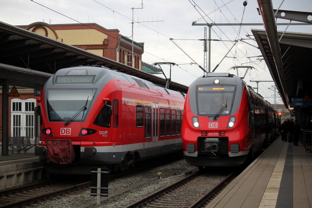 Treffen im Rostocker Hbf link´s RE 9 Rostock-Sassnitz und recht´s 442 839 als S3 von Warnemnde nach Gstrow.03.01.2014