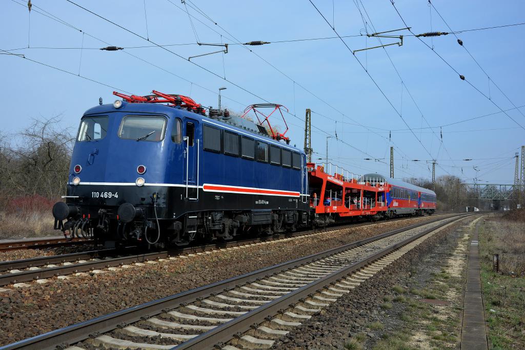 TRI 110 469-4, im Einsatz für den Bahntouristikexpress, mit dem DLr 1803 von Berlin Halens N nach Nürnberg Hbf, am 13.03.2017 in Naumburg Hbf. Die drei Wagen waren zu Werbe- und Präsentationszwecken für den neuen Autoreisezug auf der ITB Berlin. (Foto: dampflok015)