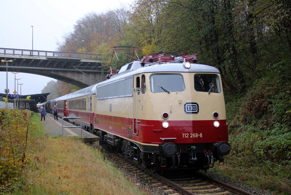 TRI E10 1268 wartet mit dem AKE Rheingold auf Ausfahrt nach Köln, Flensburg 7.11.2019