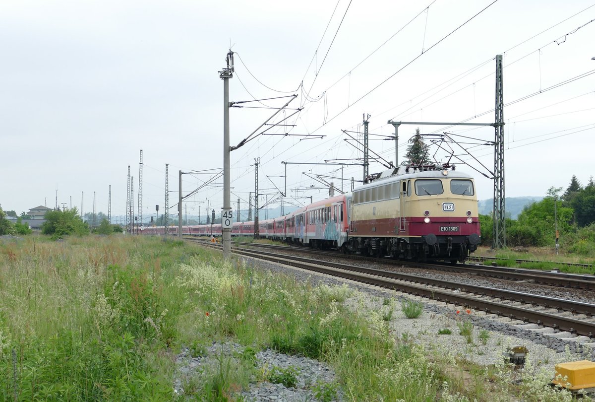 TRI E10 1309 brachte am 11.06.2020 acht ehem. DB 628er aus dem SSM Karsdorf nach Passau. Wegen Bauarbeiten fuhr der Zug über Halle (S) und Eichenberg. Von Passau ging es für ein 2. Leben weiter zur CFR nach Rumänien. Wolfgang Krolop fotografierte in Naumburg Hbf.