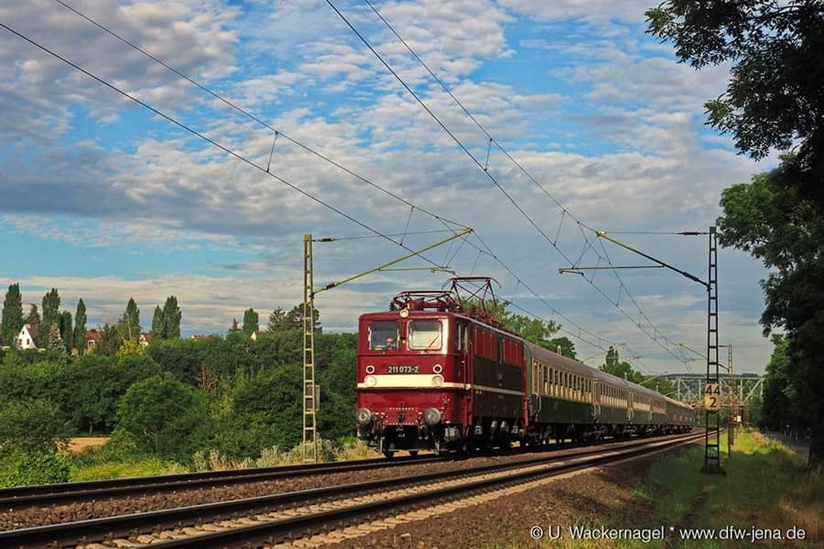 Triangula Logistik GmbH 211 073 mit dem DZ 1398  Thüringen-Warnemünde-Express  von Eisenach nach Warnemünde, am 06.07 2024 in Naumburg (S). (Foto: Ulf Wackernagel)