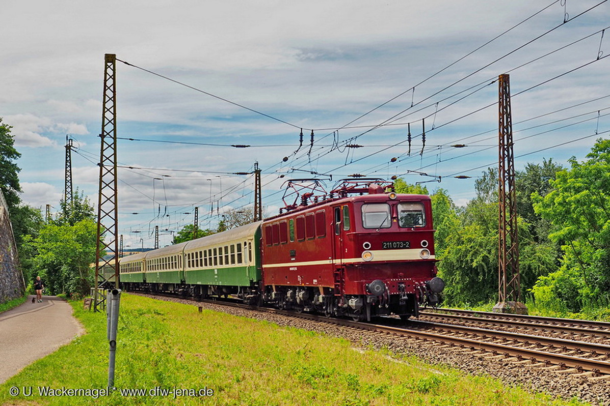 Triangula Logistik GmbH 211 073 mit dem DLr 68719 von Eisenach nach Niederwiesa, am 07.07 2024 in Naumburg (S). (Foto: Ulf Wackernagel)