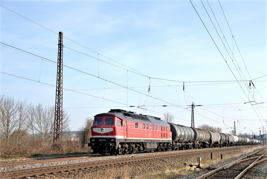 TRIANGULA Logistik unterwegs im Tal der Saale.
TRG 232 173 mit Kesselwagenzug in Richtung Bad K�sen, am 25.03.2021 in Naumburg.
