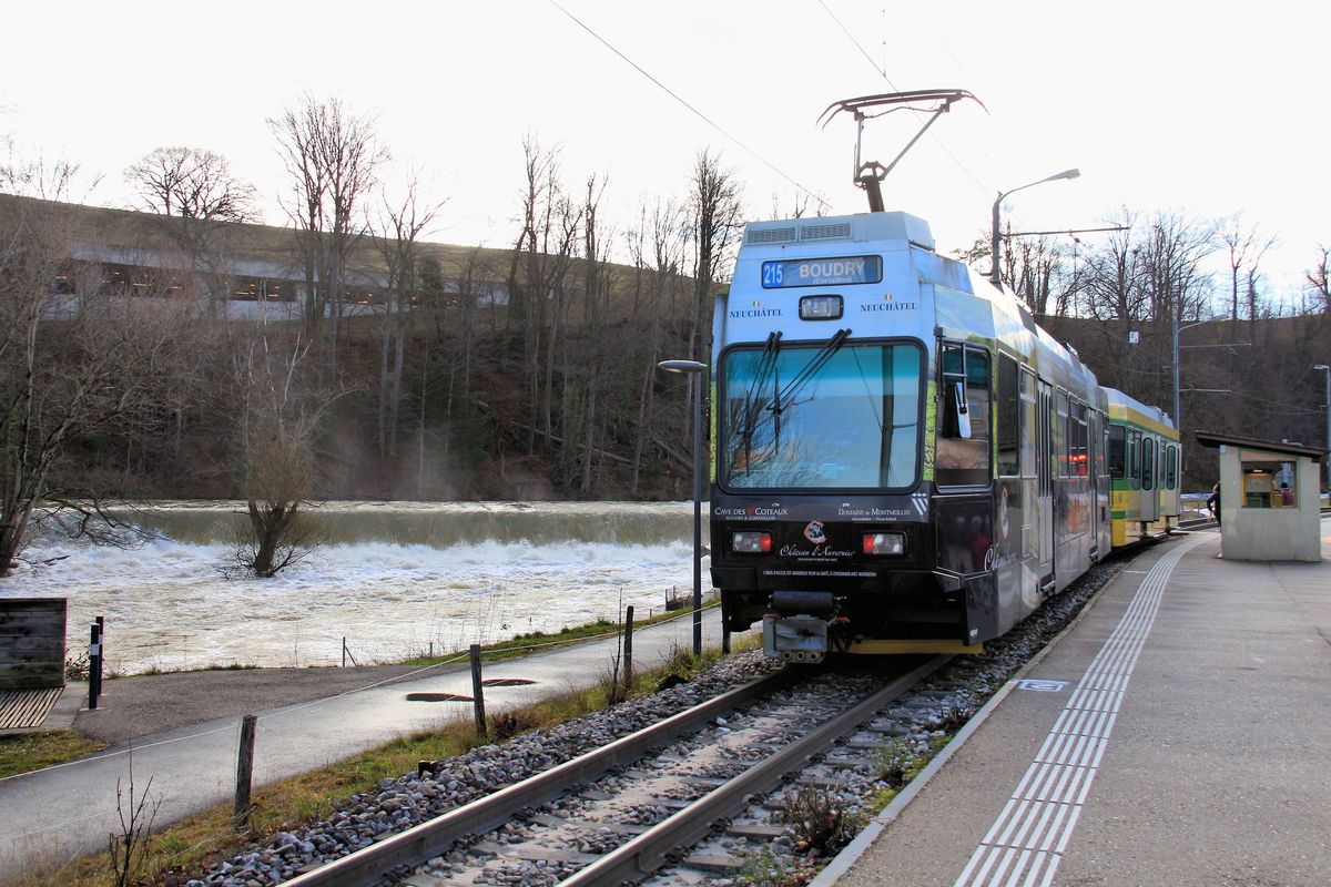 Triebwagen 505 (mit Werbung für den lokalen Wein) kurz vor Boudry. 23.Januar 2018 