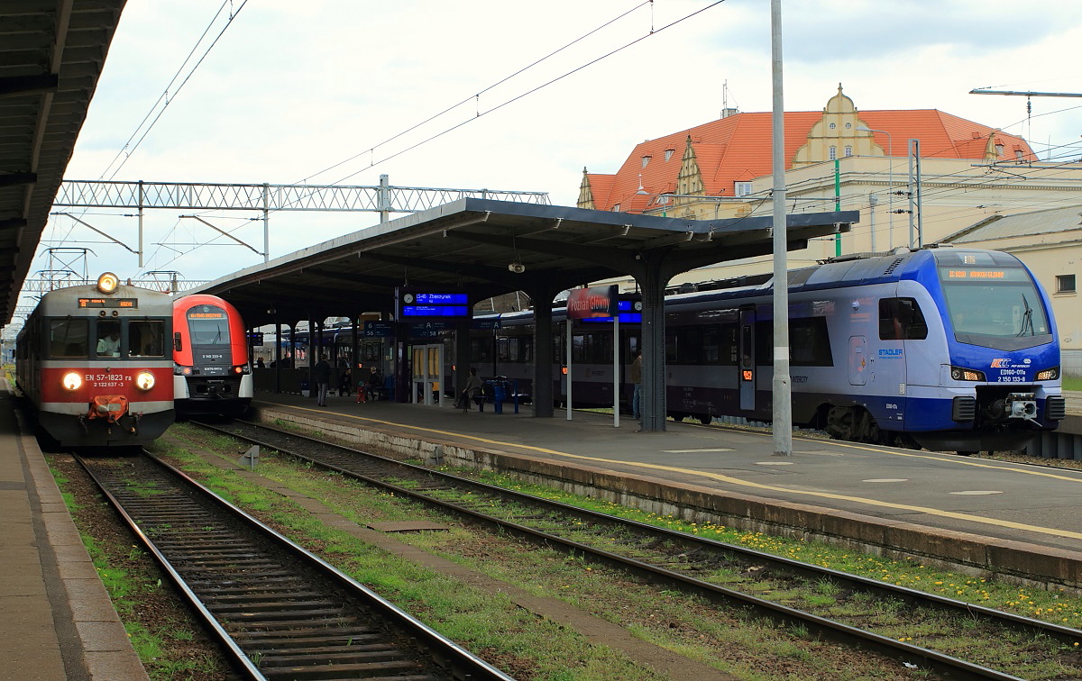 Triebwagentreffen am 02.05.2016 in Poznan Glowny: links EN57-1823 (von diesen immer noch überall anzutreffenden Triebwagen wurden zwischen 1961 und 1993 insgesamt 1.412 Exemplare beschafft), daneben der von PESA hergestellte EN76-041a der Koleje Wielkopolskie und rechts der Flirt 3 ED160-011a von PKP Intercity