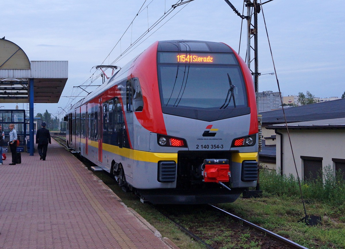 TRIEBZUEGE IN POLEN
Der neue Nahverkehrszug 2 140 354-3 der LODZKA KOLEJ AGLOMERACYJNA am 22. August 2014 in LODZ.
Foto: Walter Ruetsch