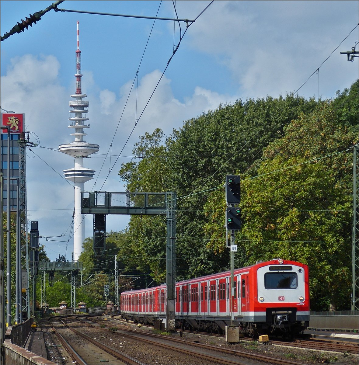 Triebzug der Hamburger S-Bahn BR 472 nahe der Innenalster aufgenommen am 18.09.2019.