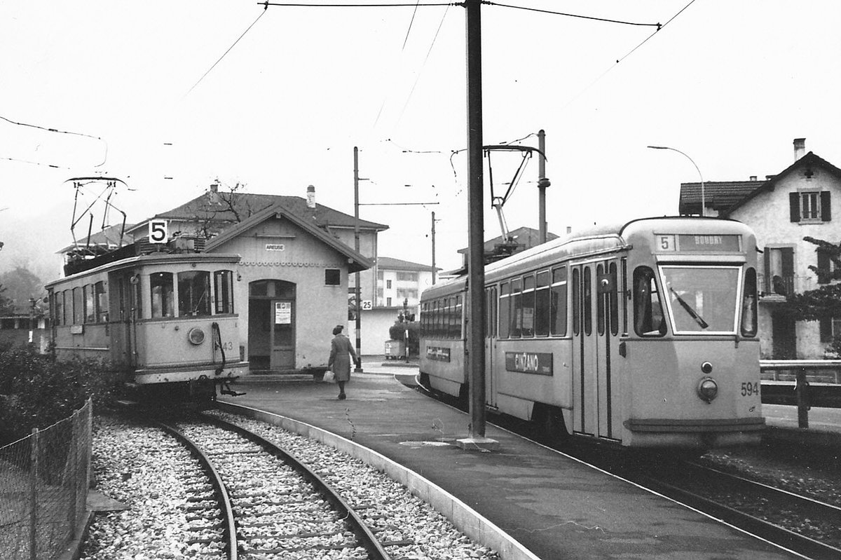 TRN/TN: Begegnung von Tramzgen (Morwagen 43 und Be 4/6 594, ehemals Genua) nach Cortaillod und Boudry in Areuse im Jahre 1979.
Foto: Walter Ruetsch