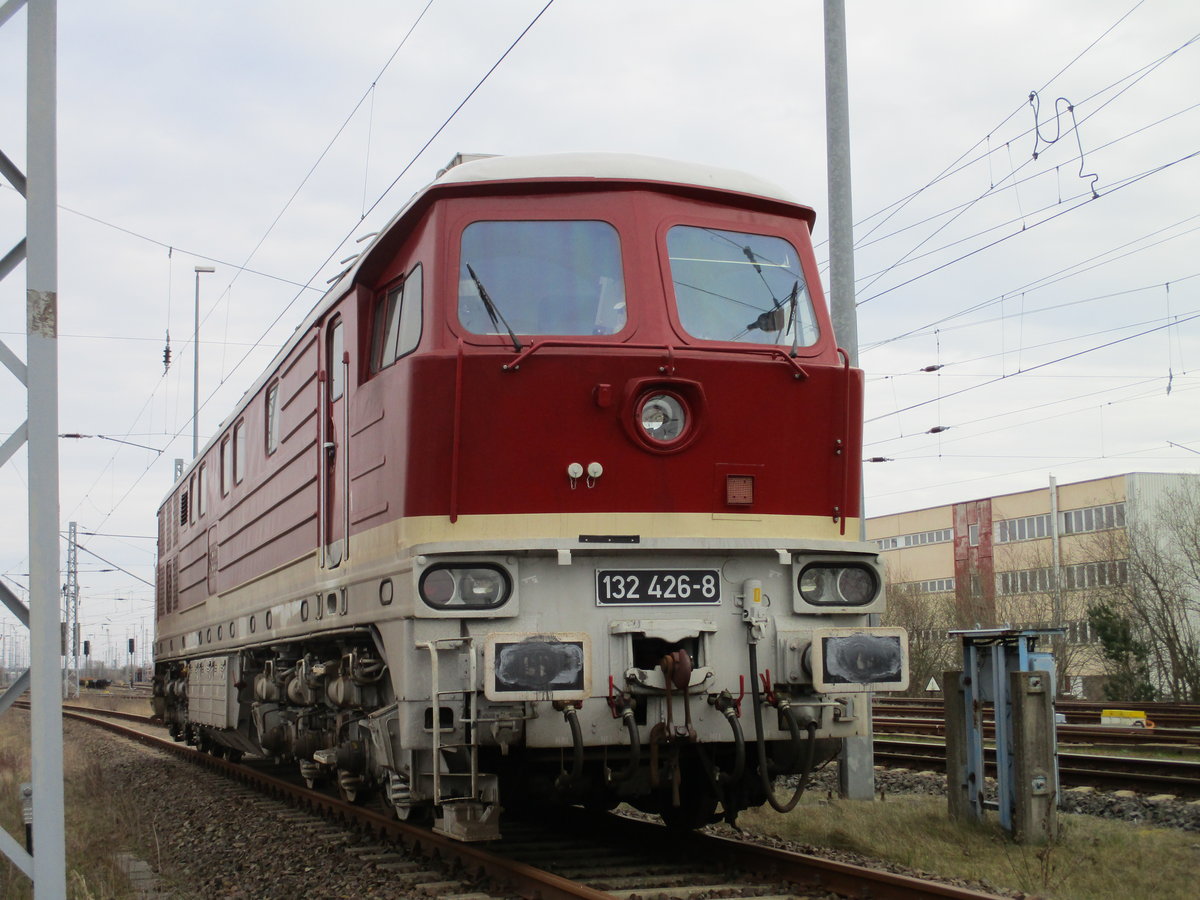 Trotz Coronakrise der Güterverkehr in Mukran rollt weiter.Hier brachte die NRE 132 426,am 17.März 2020,Arbeit nach Mukran.