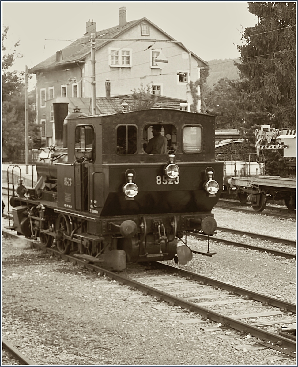 Trotz Digital-Technik überzeugt das Bild nicht durch seine Qualität, aber durch den  historischen  Charakter, entstand es doch im  alten  Bahnhof von Le Brassus, der zwischenzeitlich durch einen neuen, an anderer Stelle, ersetzt wurde.
E 3/3 8523 auf Extrafahrt in Le Brassus.
23. Juli 2006