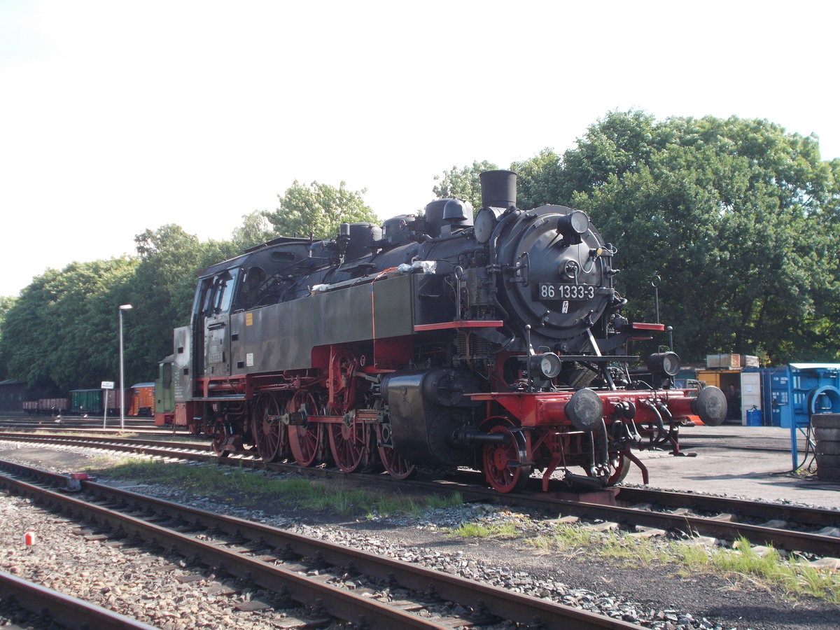 Trotz Handicap wagte ich es,am 01.Juli 2016,mal wieder einen Abstecher nach Putbus und wer stand dort:86 1333-3 die planmäßig zwischen Bergen/Rügen und Lauterbach Mole am 07.-10.Juli 2016 fahren wird.