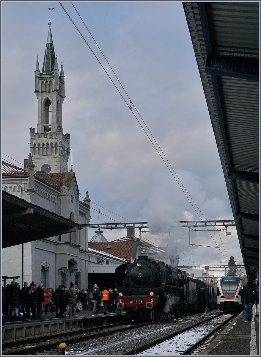 Trotz ihrer grundsätzlichen Andersartigkeit passen Bahnhof und Lok perfekt zusammen.
Konstanz, den 9. Dez. 2017