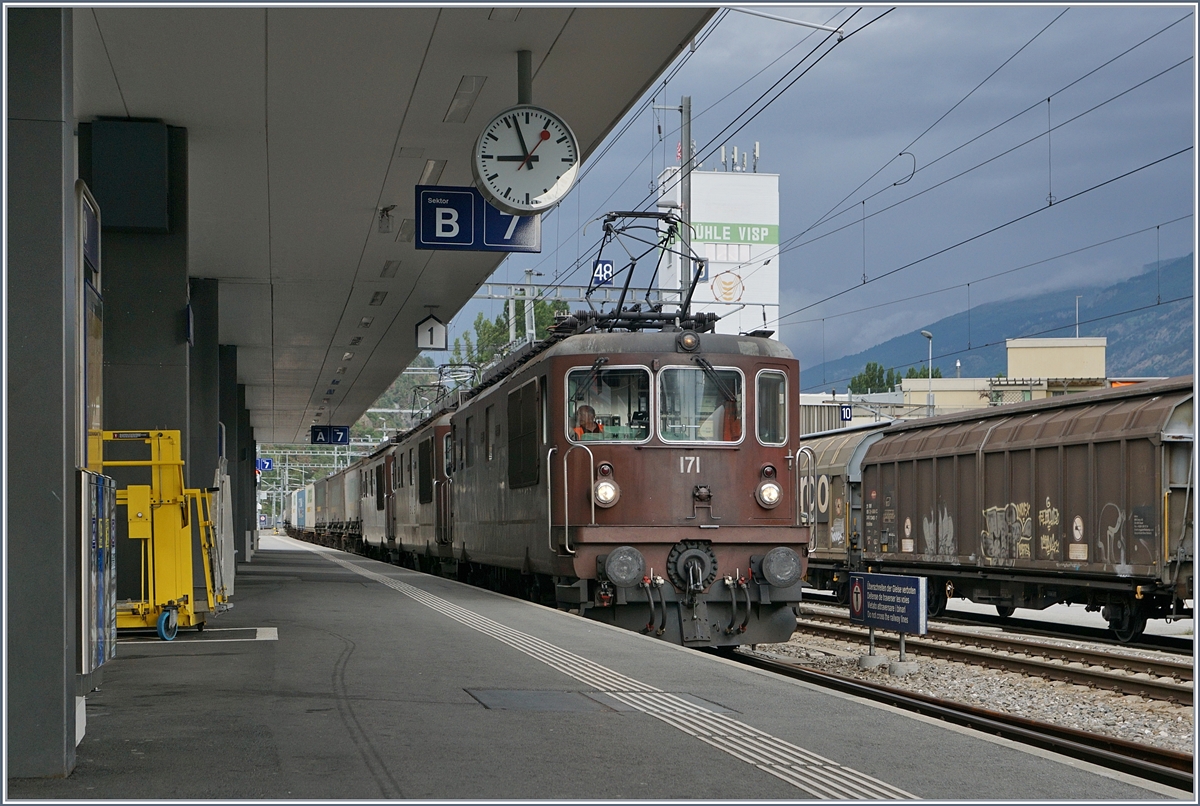 Trotz knapper Umsteigezeit doch noch ein Schnappschuss riskiert: Gleich drei BLS Re 4/4 fahren mit einem Transitgüterzug in Visp Richtung Süden.
31. Juli 2017