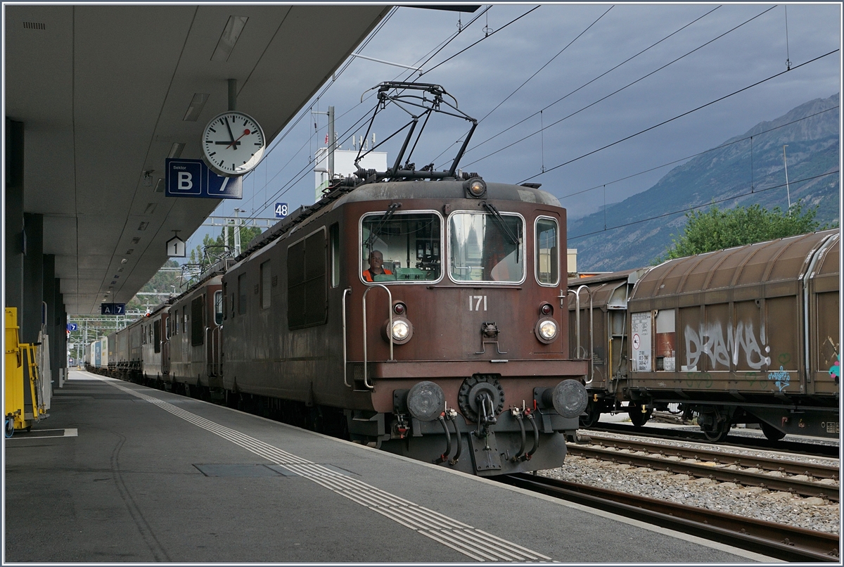 Trotz knapper Umsteigezeit doch noch ein Schnappschuss riskiert: Gleich drei BLS Re 4/4 fahren mit einem Transitgüterzug in Visp Richtung Süden.
31. Juli 2017