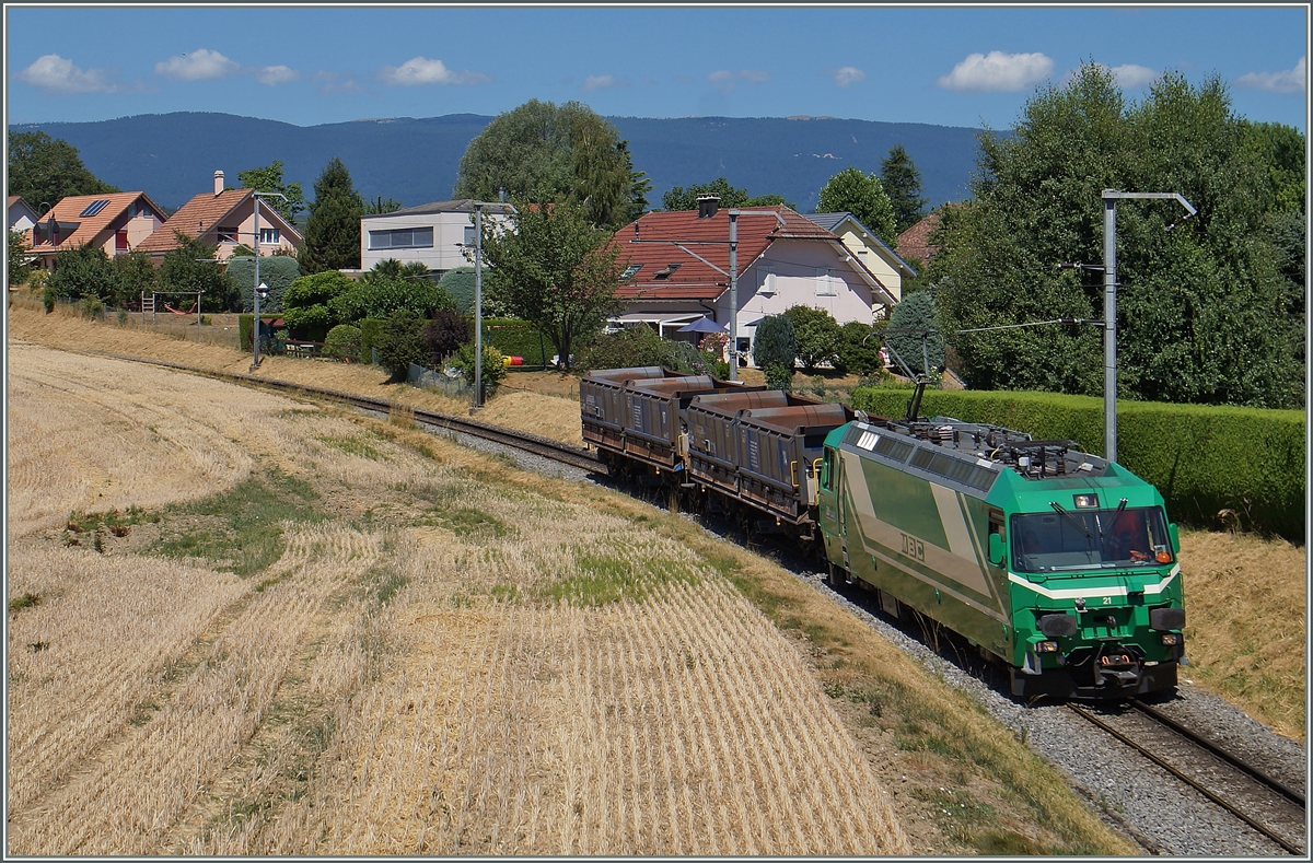 Trotz Normalspurgüterwagen ein Artreiner BAM Güterzug; die schmalspurige BAM hat sein kurze nicht nur Normalspurige Tem Traktoren in ihrem Bestand, sondern auch einige dieser Güterwagen und sogar eine Re 4/4 II.
Der Güterzug mit der Ge 4/4 21 konnte zwischen Le Marains und Vufflnes le Château fotografiert werden.
21. Juli 2015