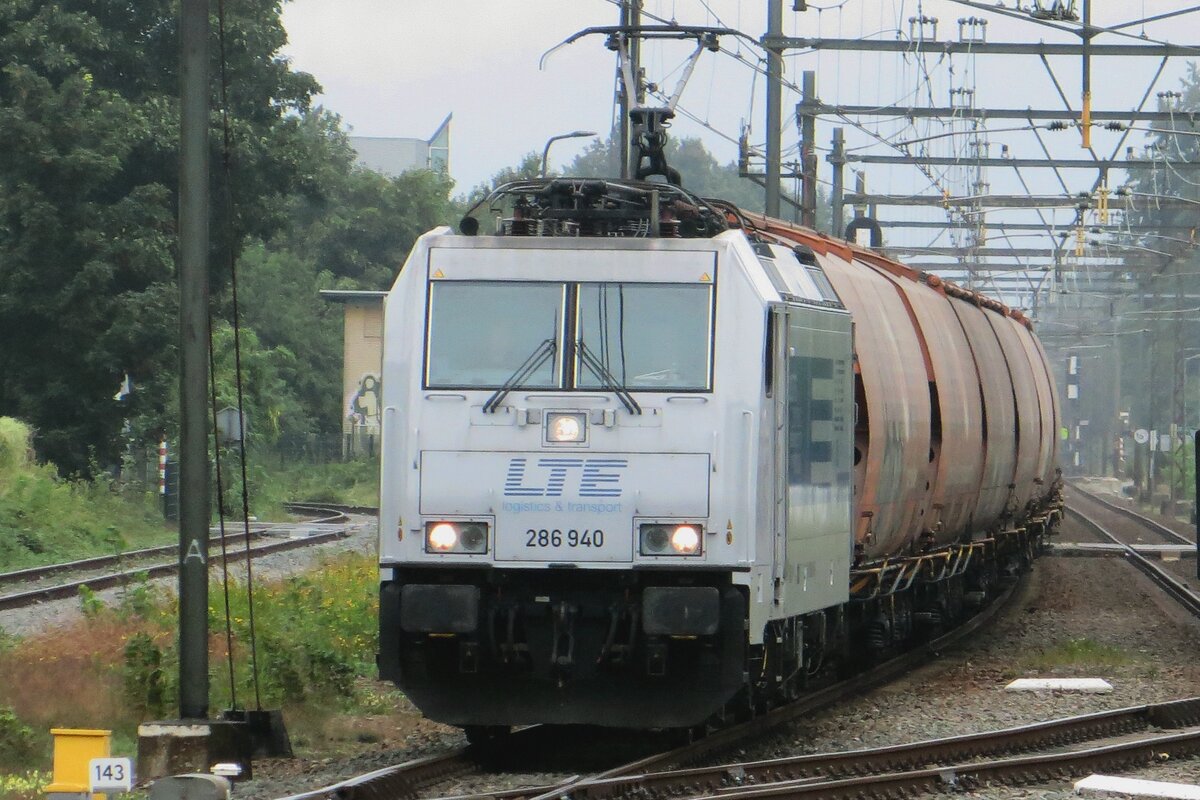 Trb war der Sonntag (...) 29 Augustus 2021 aber dass schreckte LTE 286 940 mit deren Getreidezug nicht ab beim durchfahren von Dieren. 