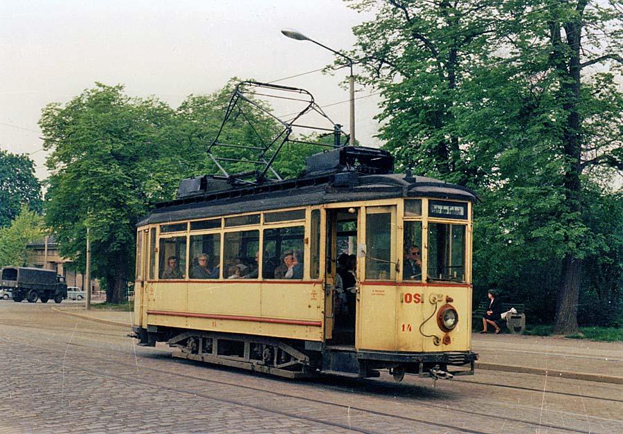 Tw 14 wartet im Sommer 1977 in der Ausweichstelle am Salztor auf den Gegenwagen. (Foto: Bernd D�tsch)