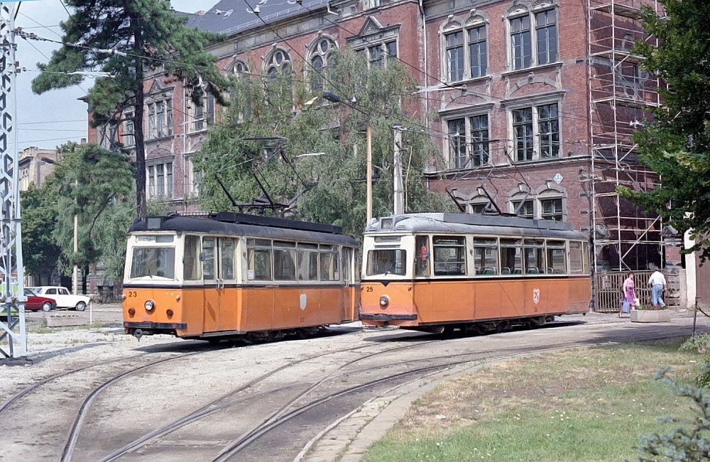 Tw 23 + 25 Beiwagen im Jahr 1991 vor dem Betriebshof. (Foto: Bernd D�tsch)