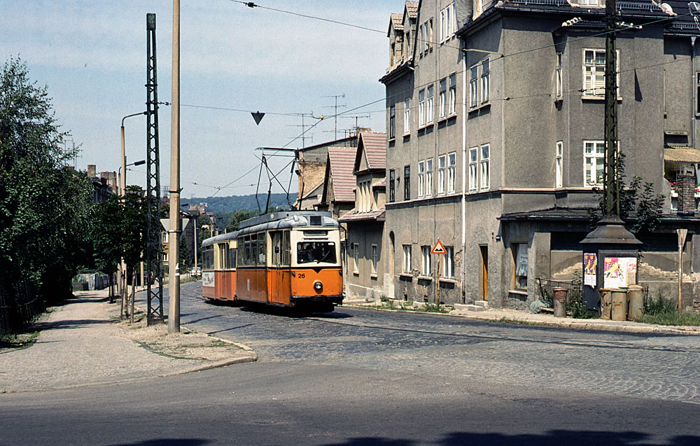 Tw 26 + Beiwagen im Jahr 1991 in der Bahnhofsstra�e. (Foto: Bernd D�tsch)